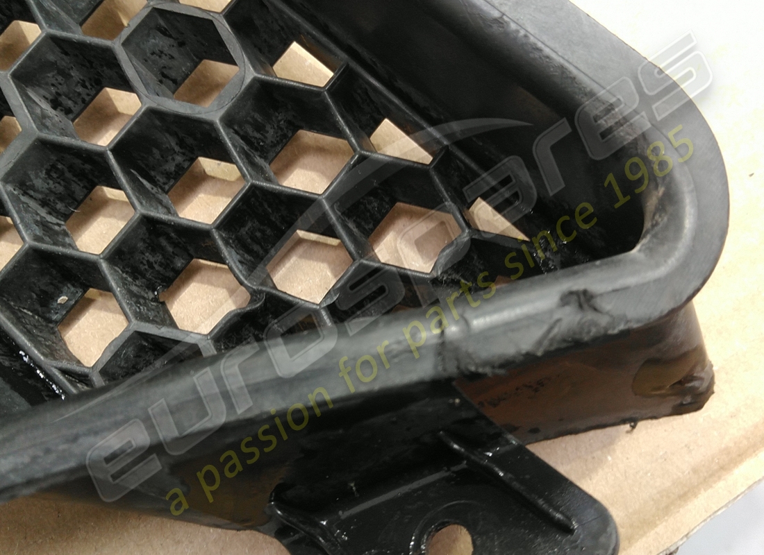 damaged lamborghini fresh-air grill. part number 400317116 (2)